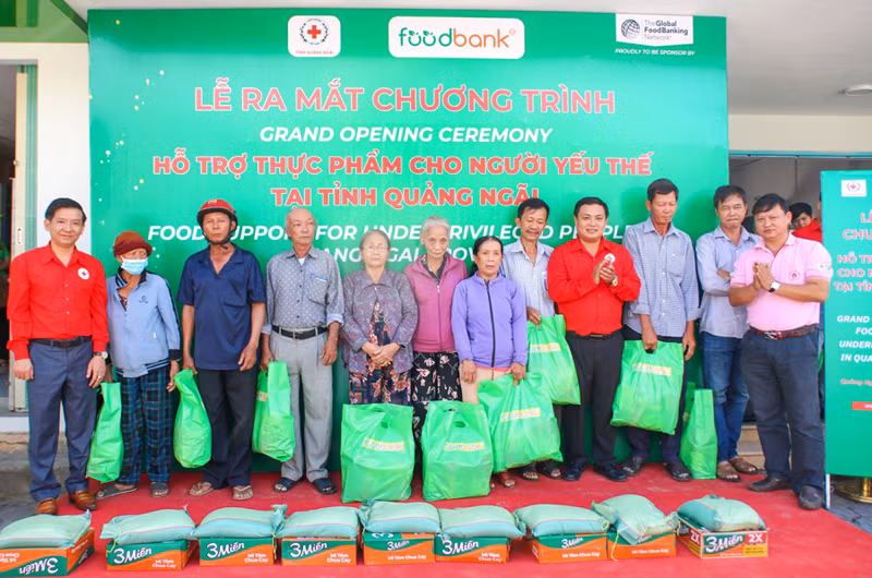 Trao 30 suất quà là thực phẩm, nhu yếu phẩm từ kho thực phẩm cộng đồng Quảng Ngãi cho yếu thế ở Quảng Ngãi.