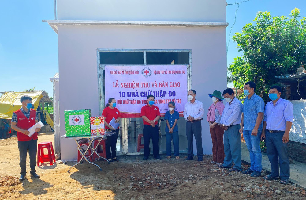 Bàn giao nhà tình thương cho hộ nghèo huyện Sơn Tịnh (Quảng Ngãi) từ nguồn tài trợ của Hội Chữ thập đỏ tỉnh Bà Rịa-Vũng Tàu.