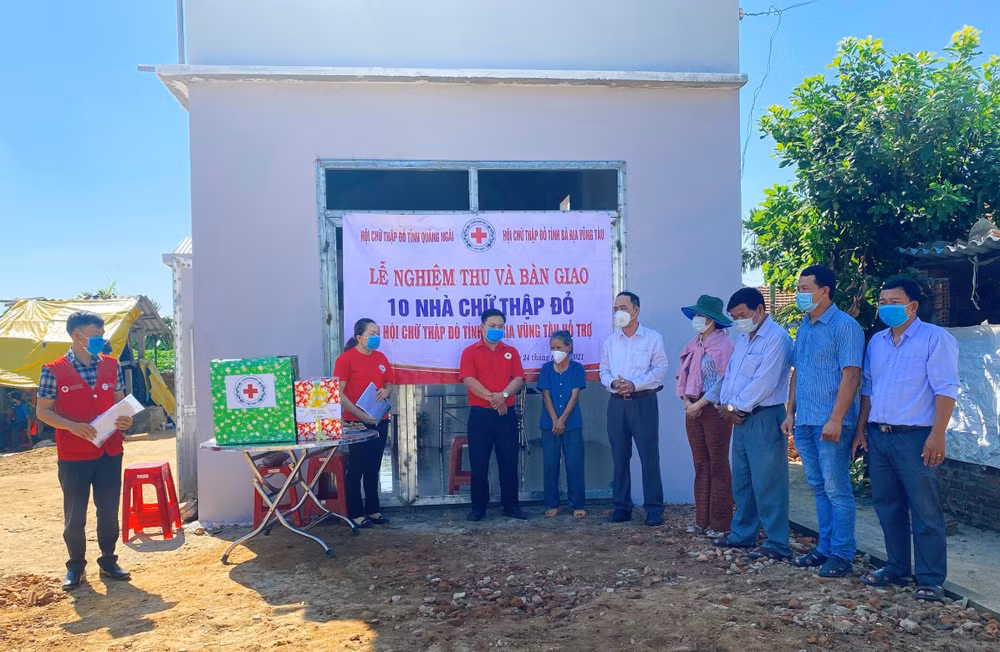 Bàn giao nhà tình thương cho hộ nghèo huyện Sơn Tịnh (Quảng Ngãi) từ nguồn tài trợ của Hội Chữ thập đỏ tỉnh Bà Rịa-Vũng Tàu.