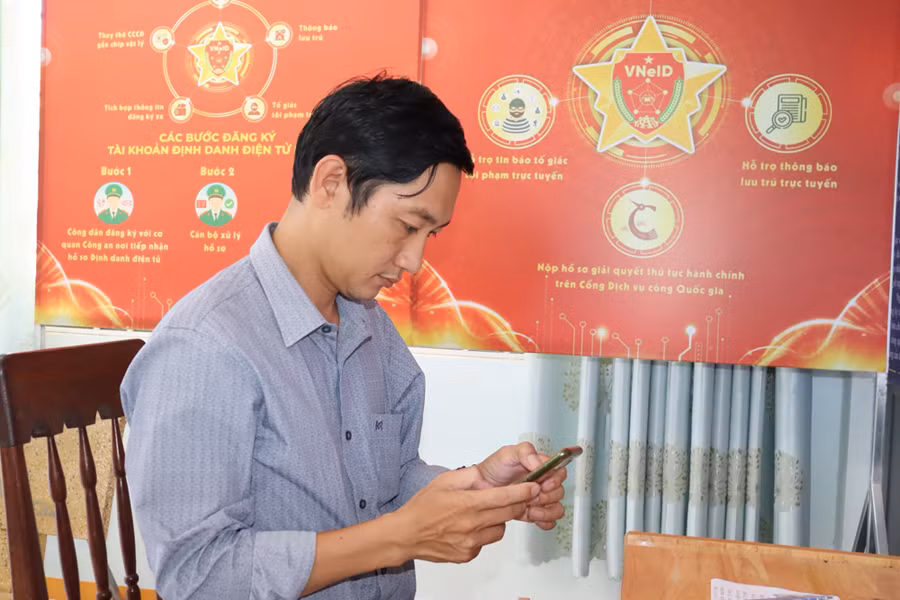 Người dân Quảng Ngãi tích cực tham gia phong trào chuyển đổi số.