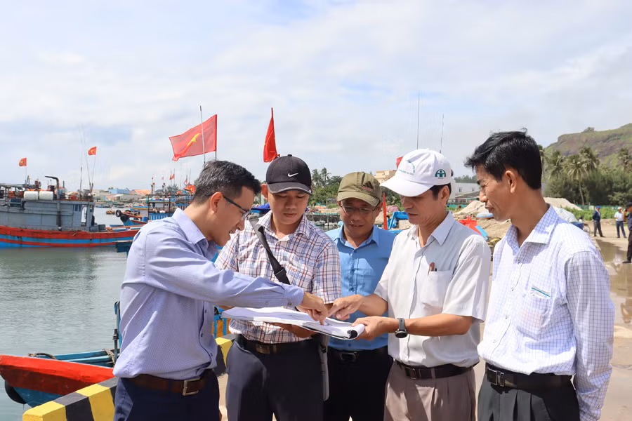 Đoàn công tác của Sở Giao thông vận tải tỉnh Quảng Ngãi kiểm tra công tác nghiệm thu của chủ đầu tư đối với hai gói thầu 15 và 16.