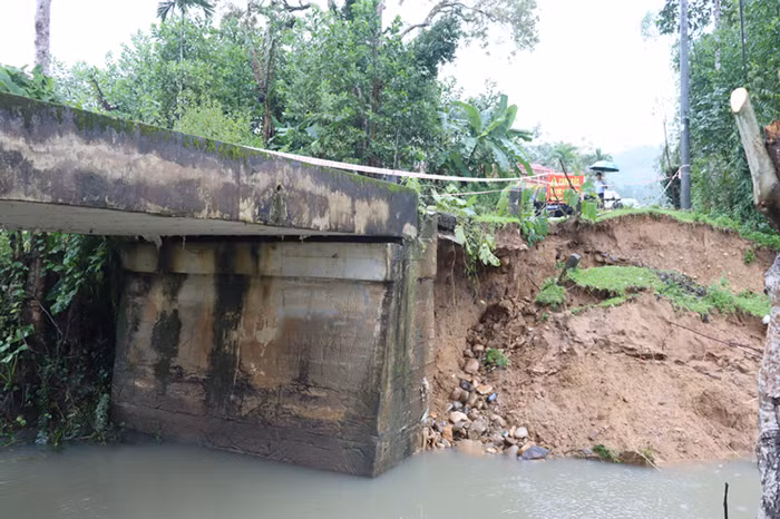 Cầu Nước Lố thuộc tuyến đường ĐH 77 (Di Lăng-Sơn Bao) bị hư hỏng hoàn toàn tường cánh phía hạ lưu, sạt lở sâu vào nền đường.