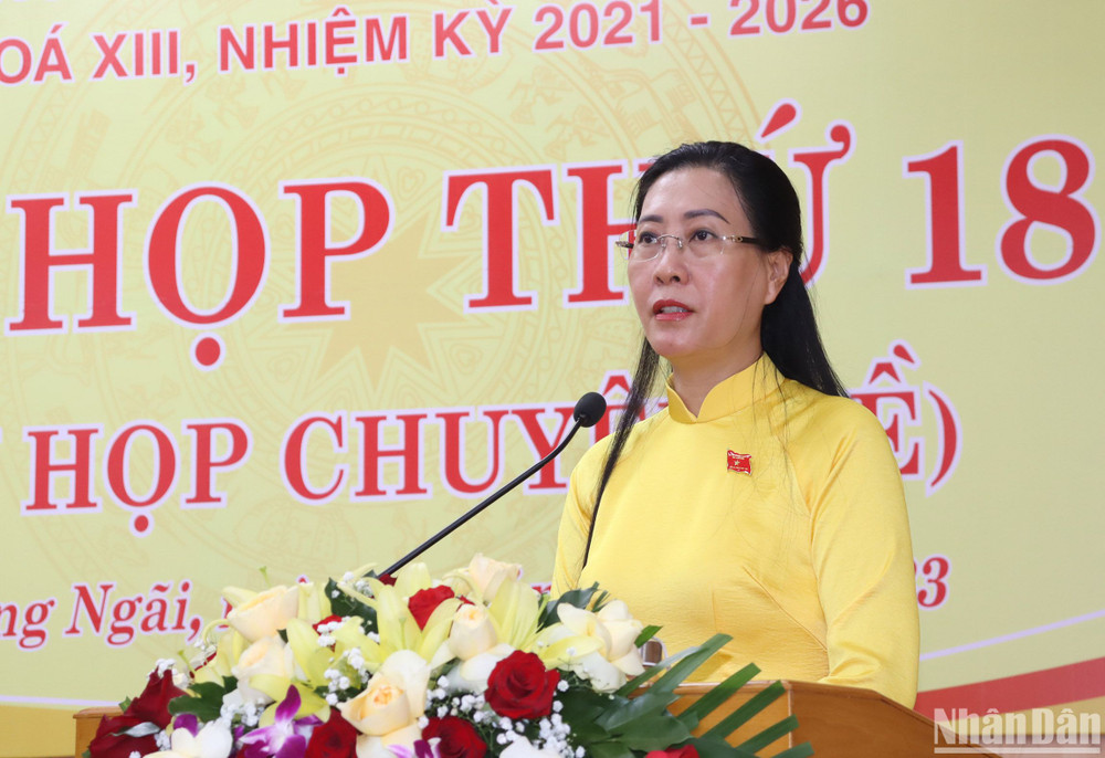 Đồng chí Bùi Thị Quỳnh Vân, Ủy viên Trung ương Đảng, Bí thư Tỉnh ủy, Chủ tịch Hội đồng nhân dân tỉnh Quảng Ngãi phát biểu tại kỳ họp. 