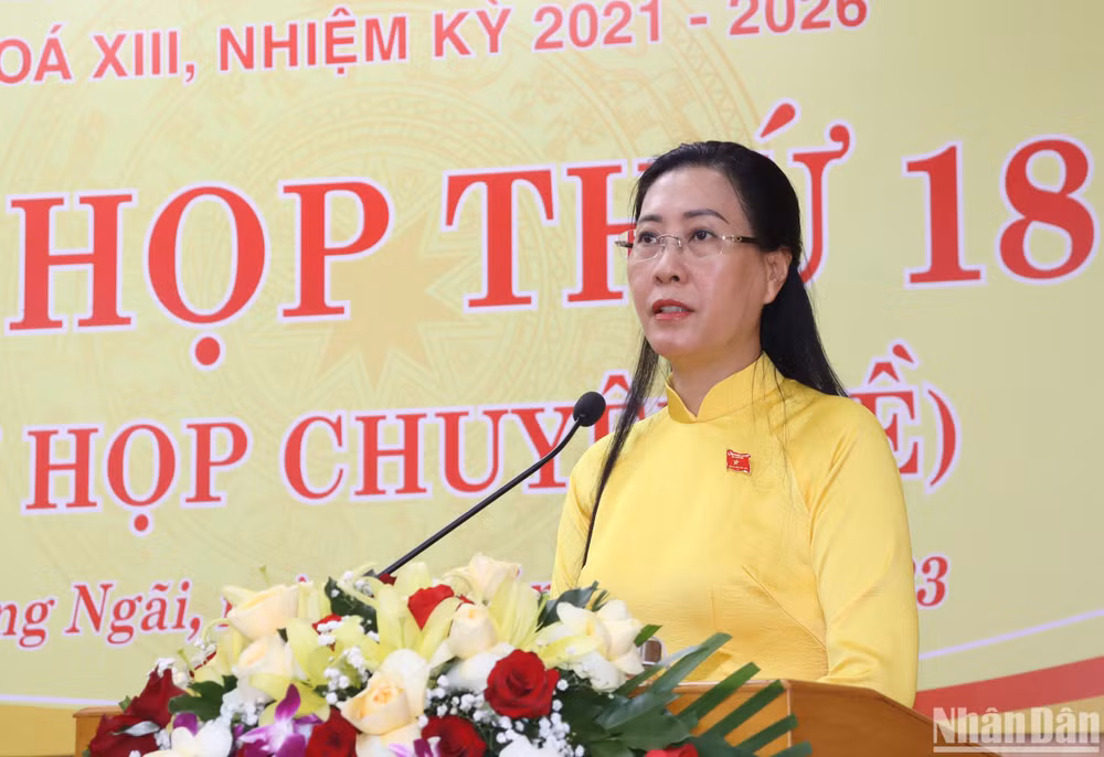Đồng chí Bùi Thị Quỳnh Vân, Ủy viên Trung ương Đảng, Bí thư Tỉnh ủy, Chủ tịch Hội đồng nhân dân tỉnh Quảng Ngãi phát biểu tại kỳ họp. 