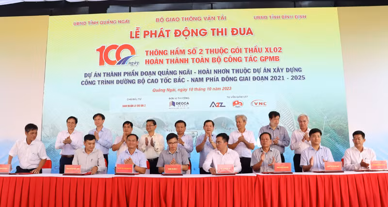 Chủ đầu tư và đại diện các địa phương có dự án cao tốc Quảng Ngãi- Hoài Nhơn đi qua, ký giao ước thi đua đến ngày 31/12/2023 hoàn thành toàn bộ công tác giải phóng mặt bằng.