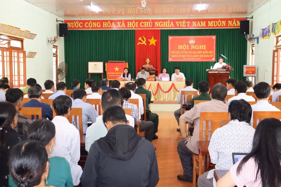 Quang cảnh buổi tiếp xúc cử tri tại xã Trà Tân, huyện miền núi Trà Bồng.