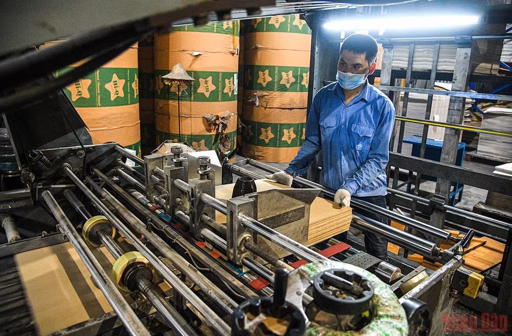 Khảo sát của các cấp công đoàn cho thấy, càng những ngày tháng cuối năm, công nhân lao động lại càng có nhu cầu tăng ca để có thêm thu nhập, mong có thêm đồng quà, tấm bánh, manh áo mới cho con thơ, cha mẹ già trong hành trang trở về ở quê hương sau một năm làm ăn xa. (Ảnh minh họa: THÀNH ĐẠT)