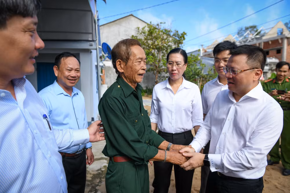 Đồng chí Lê Quốc Minh thăm hỏi, động viên hộ gia đình ông Lê Văn Thạnh, người có công ở thôn Phước Điền, xã Phổ Khánh. (Ảnh: THÀNH ĐẠT)