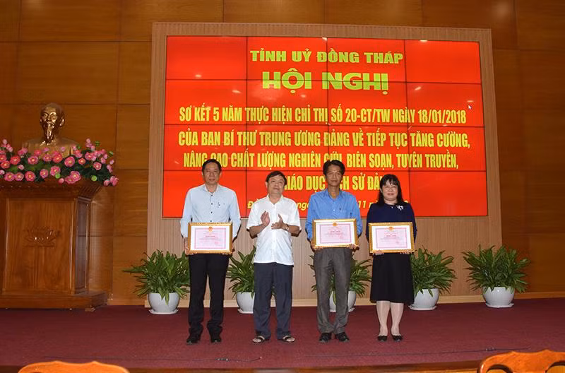 Trao Bằng khen cho 3 tập thể có thành tích xuất sắc.