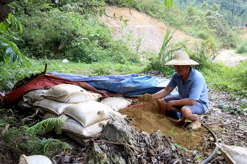 Đại diện công ty khẳng định những bao đất tập kết tại mỏ không phải là hóa chất nguy hại cho môi trường.