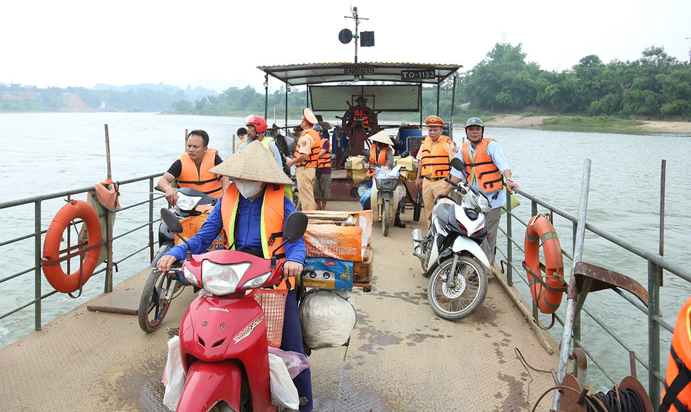 Cán bộ Đội Cảnh sát đường thủy, Phòng Cảnh sát giao thông Công an tỉnh Tuyên Quang tuyên truyền luật an toàn giao thông đường thủy đến người dân.