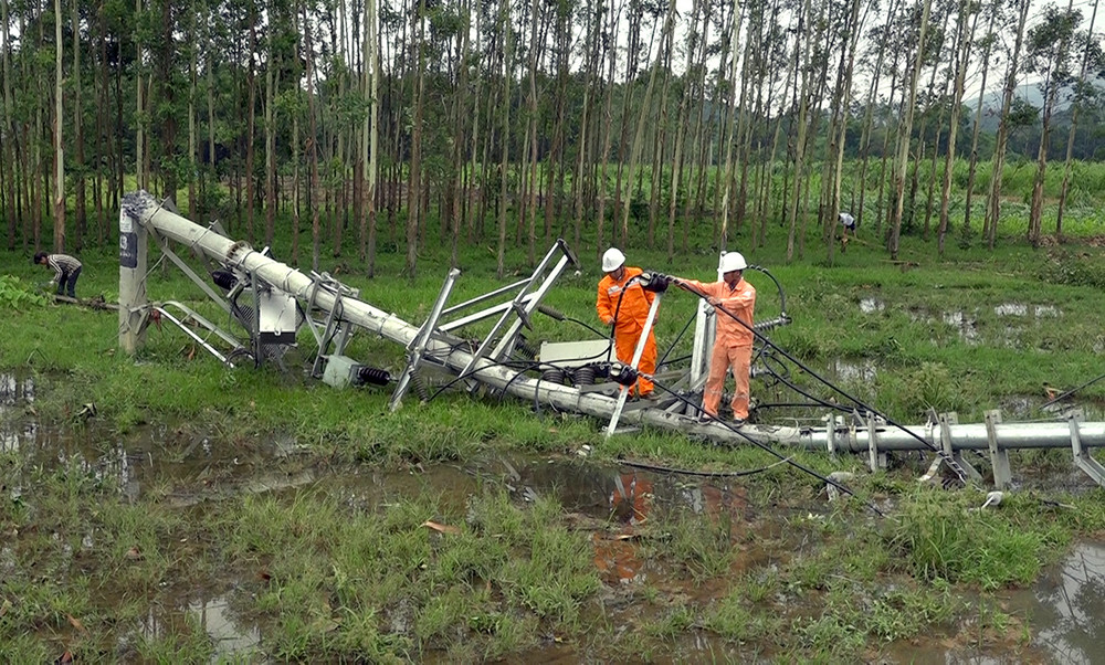 Nhiều cột điện trên địa bàn huyện Sơn Dương bị gãy đổ.