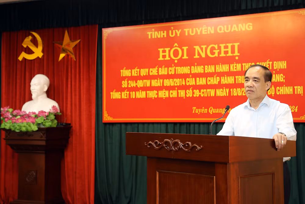 Đồng chí Chẩu Văn Lâm, Bí thư Tỉnh ủy Tuyên Quang phát biểu kết luận hội nghị.