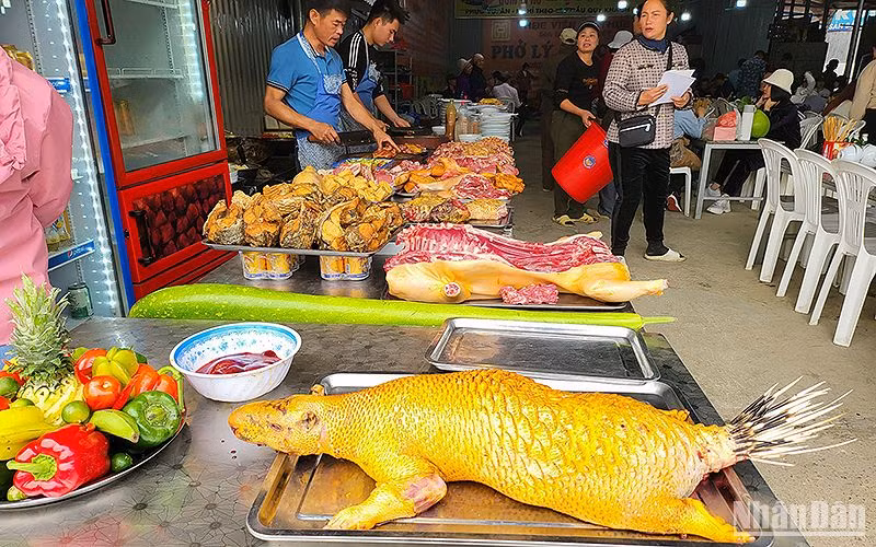 Thịt động vật đủ loại vẫn được bày bán khắp nơi tại chùa Hương, dù được các chủ quán giải thích là thú nuôi nhưng lại kèm lời “rỉ tai” sẵn sàng phục vụ “thịt rừng chuẩn”.