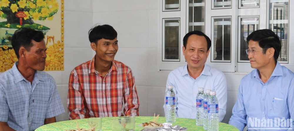 Lãnh đạo chủ chốt tỉnh Bạc Liêu đến các gia đình thăm hỏi, tặng quà trước khi các tân binh nhập ngũ.