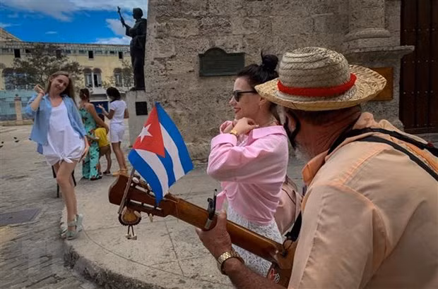 Khách du lịch tham quan khu phố cổ ở Thủ đô La Habana, Cuba. (Ảnh: AFP/TTXVN)