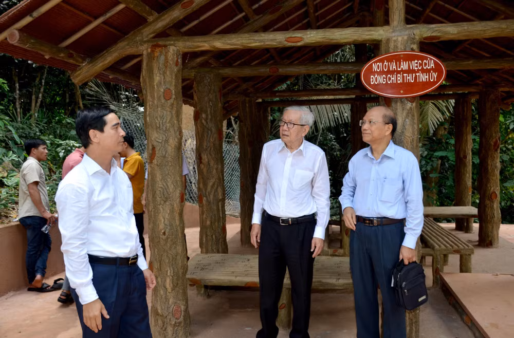 Các đại biểu tham quan Nhà làm việc của các đồng chí Bí thư Tỉnh Ủy Bình Thuận đã được phục dựng tại Khu Di tích căn cứ Tỉnh ủy Bình Thuận trong kháng chiến chống Mỹ.