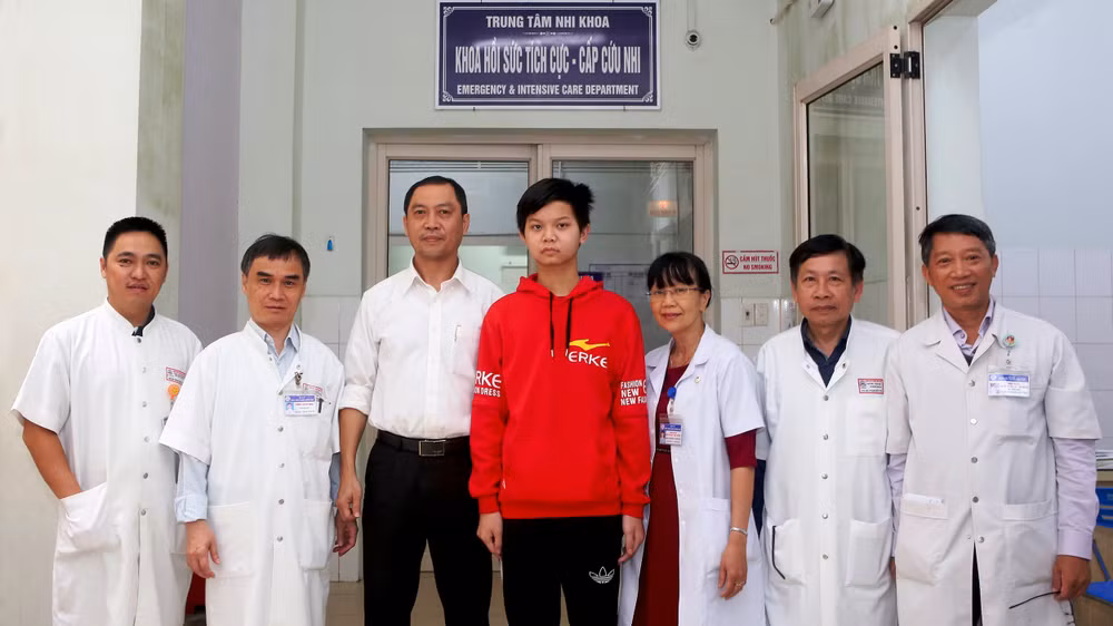 Các bác sĩ Trung tâm Nhi khoa, Bệnh viện Trung ương Huế chụp ảnh kỷ niệm cùng cháu Trần Gia H, trước giờ cháu H. xuất viện. (Ảnh: Bệnh viện cung cấp)