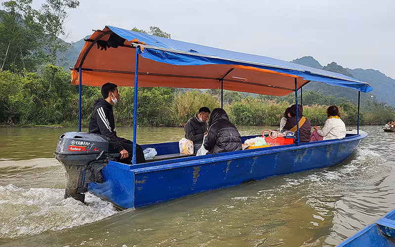 Dù đã có quy định không sử dụng xuồng, đò máy, nhưng những phương tiện này vẫn chạy với tần suất dày đặc trên suối Yến.