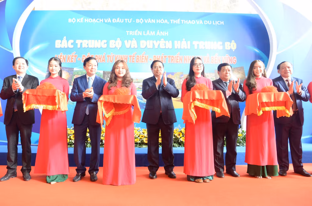 Thủ tướng Phạm Minh Chính và các đồng chí lãnh đạo cắt băng khai mạc Triển lãm ảnh về thành tựu phát triển kinh tế-xã hội các tỉnh Bắc Trung Bộ và duyên dải Trung Bộ.