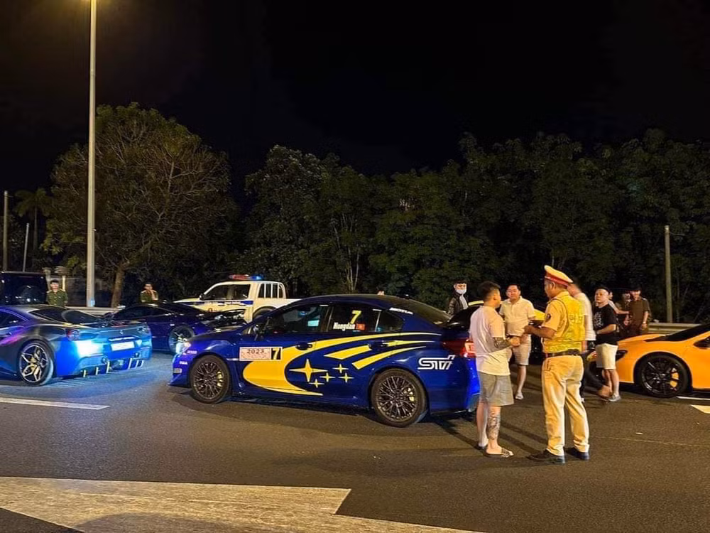 Cảnh sát giao thông chặn đoàn 20 siêu xe trên cao tốc, phạt hàng loạt lỗi.