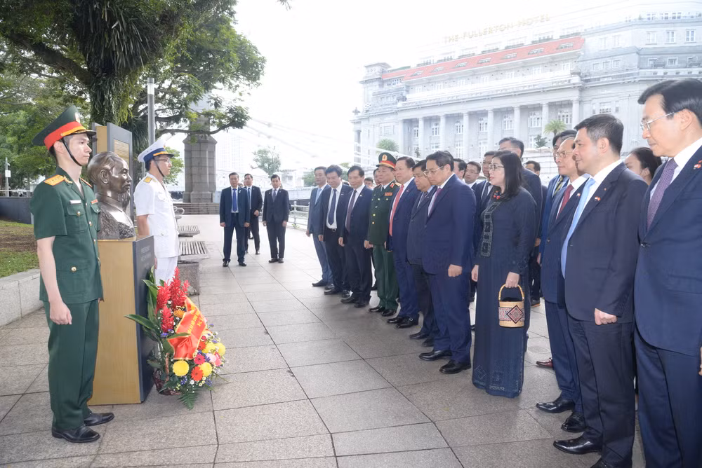 Thủ tướng Phạm Minh Chính và Phu nhân dâng hoa, tưởng niệm, bày tỏ lòng thành kính đối với Chủ tịch Hồ Chí Minh.