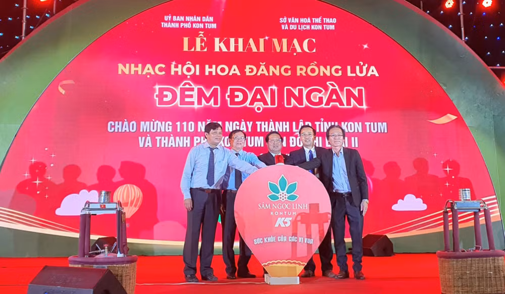 Các đại biểu nhấn nút khai mạc chương trình.