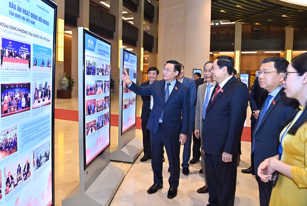 Chủ tịch Quốc hội Vương Đình Huệ và các đại biểu tham quan Triển lãm ảnh về công tác đối ngoại của Quốc hội.