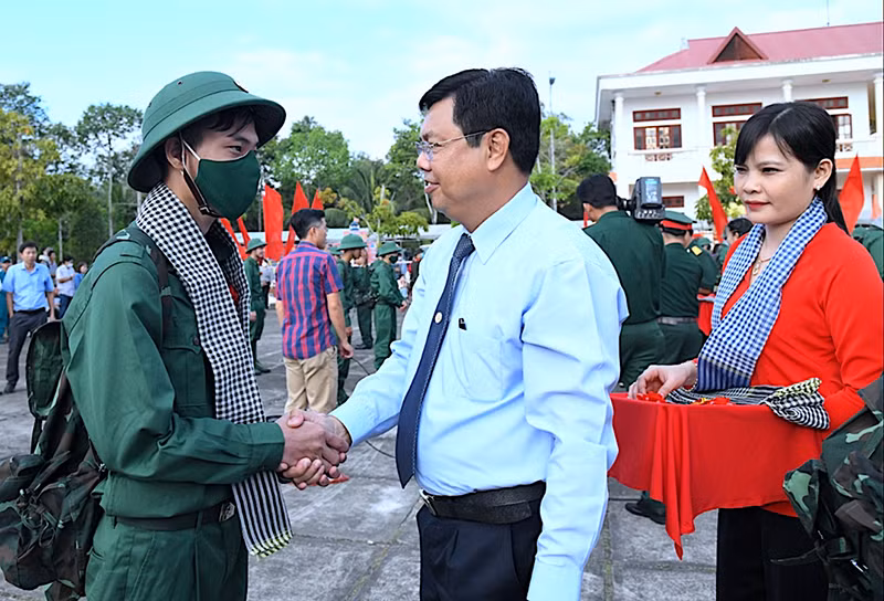 Bí thư Tỉnh ủy, Chủ tịch Hội đồng nhân dân tỉnh Cà Mau bắt tay động viên tân binh an tâm lên đường nhập ngũ.