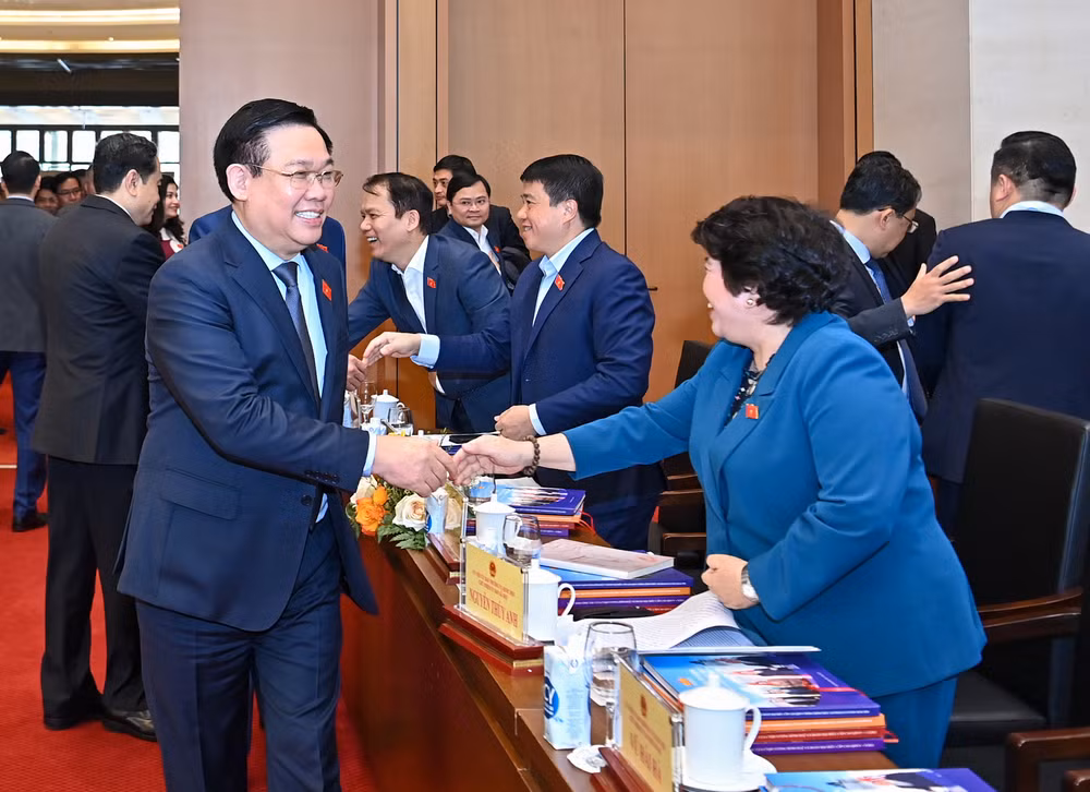 Chủ tịch Quốc hội Vương Đình Huệ với các đại biểu dự Hội nghị.