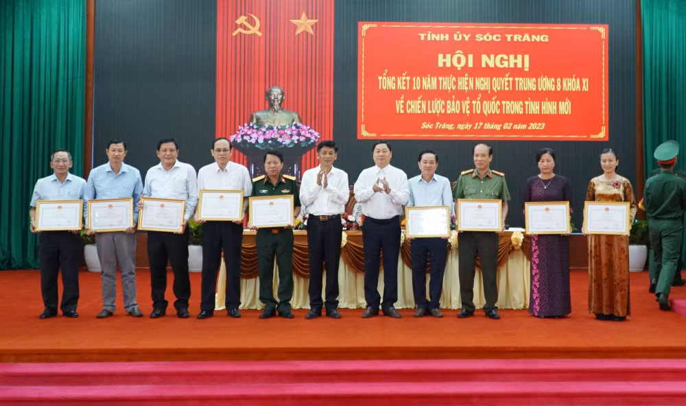 Khen thưởng các tập thể, cá nhân có thành tích xuất sắc trong thực hiện Nghị quyết Trung ương 8, khóa XI.