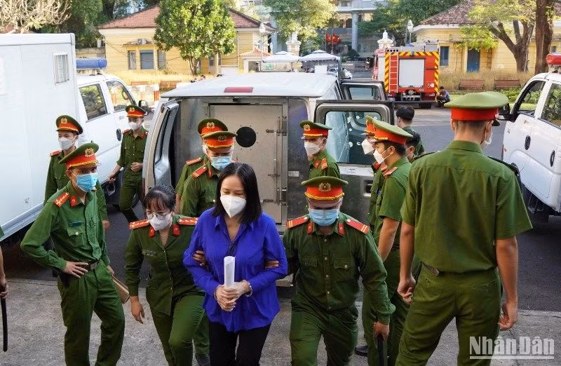 Công an dẫn giải bị cáo Bùi Thị Lệ Phi, cựu Giám đốc Sở Y tế Cần Thơ lên tòa.