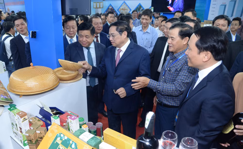 Thủ tướng Phạm Minh Chính thăm gian trưng bày sản phẩm đặc trưng của các tỉnh Bắc Trung Bộ và duyên hải Trung Bộ.