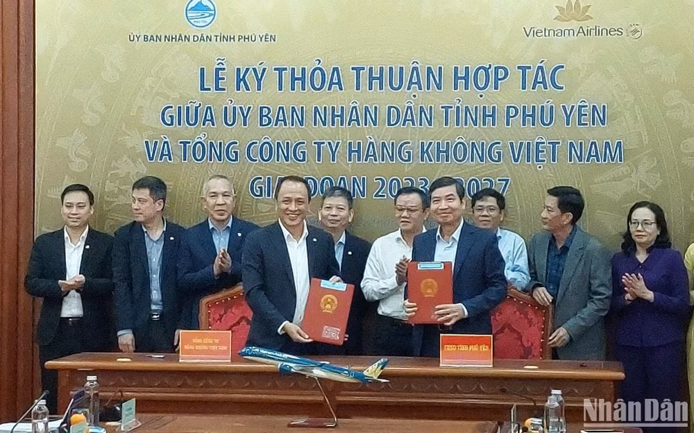 Lãnh đạo tỉnh Phú Yên và Vietnam Airlines ký kết thỏa thuận hợp tác giai đoạn 2023-2027.