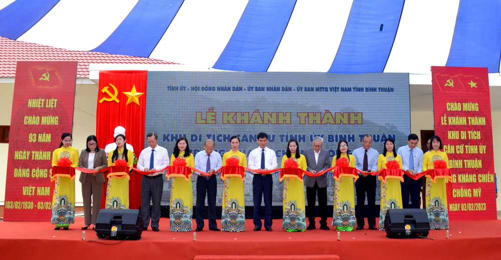 Các đồng chí lãnh đạo, nguyên lãnh đạo tỉnh Bình Thuận cắt băng khánh thành Khu Di tích căn cứ Tỉnh ủy Bình Thuận trong kháng chiến chống Mỹ.