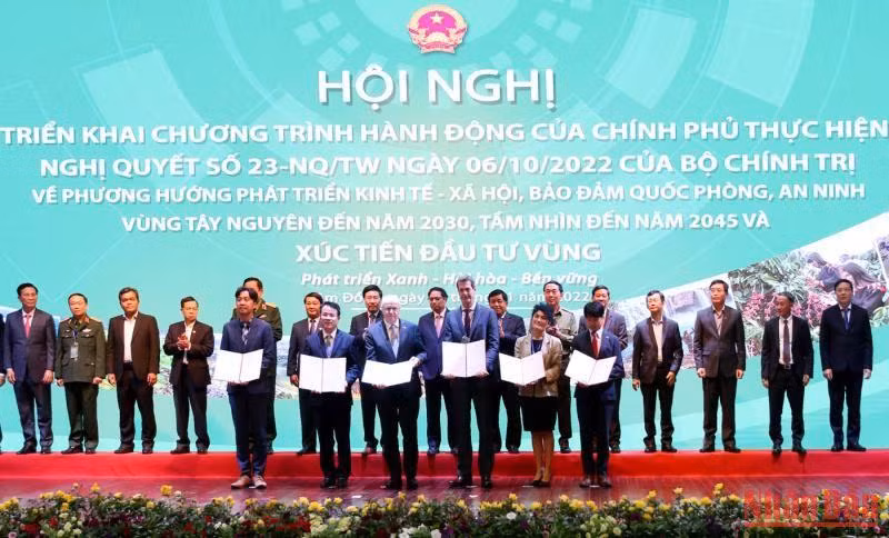Thủ tướng Phạm Minh Chính và lãnh đạo bộ ngành, địa phương chứng kiến lễ trao biên bản ghi nhớ và hợp tác giữa Bộ Kế hoạch và Đầu tư với các đối tác quan tâm đầu tư vùng Tây Nguyên.