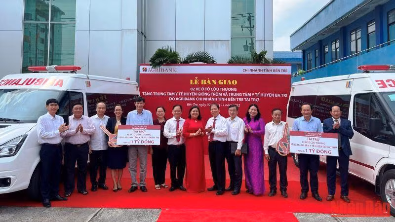Agribank chi nhánh tỉnh Bến Tre bàn giao 2 xe cứu thương trong dịp khai trương Ngân hàng số.