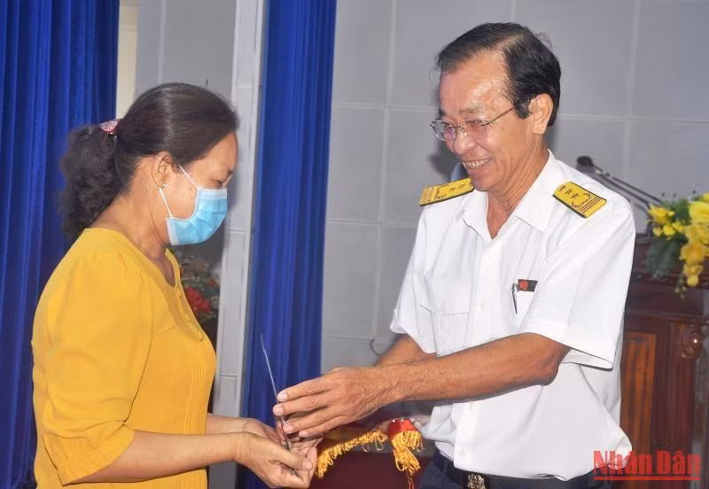 Cục trưởng Cục Thuế tỉnh Tiền Giang Cao Văn Tạo trao giải Nhất cho cá nhân may mắn.