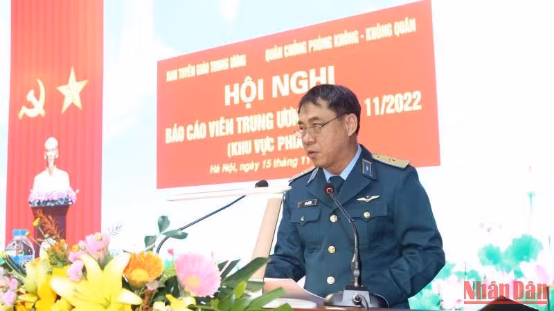 Thiếu tướng Bùi Tố Việt, Phó Chính ủy Quân chủng Phòng không-Không quân phát biểu chào mừng và giới thiệu khái quát về Quân chủng Phòng không-Không quân.