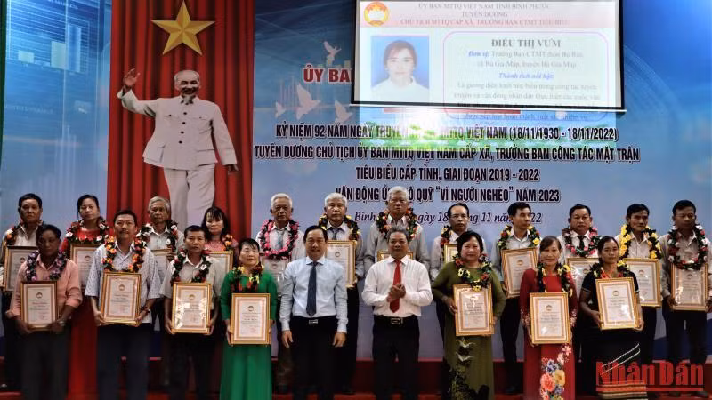 Lãnh đạo tỉnh Bình Phước khen thưởng cho các Chủ tịch Ủy ban Mặt trận Tổ quốc cấp xã điển hình.