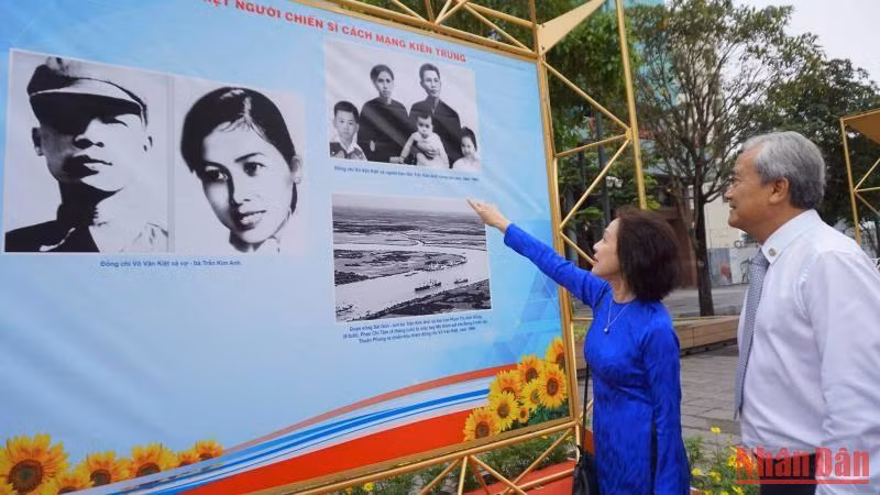 Bà Phan Hiếu Dân (áo xanh), con gái cố Thủ tướng Võ Văn Kiệt cũng tham dự triển lãm.