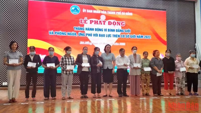 Trao quà cho phụ nữ khó khăn. 