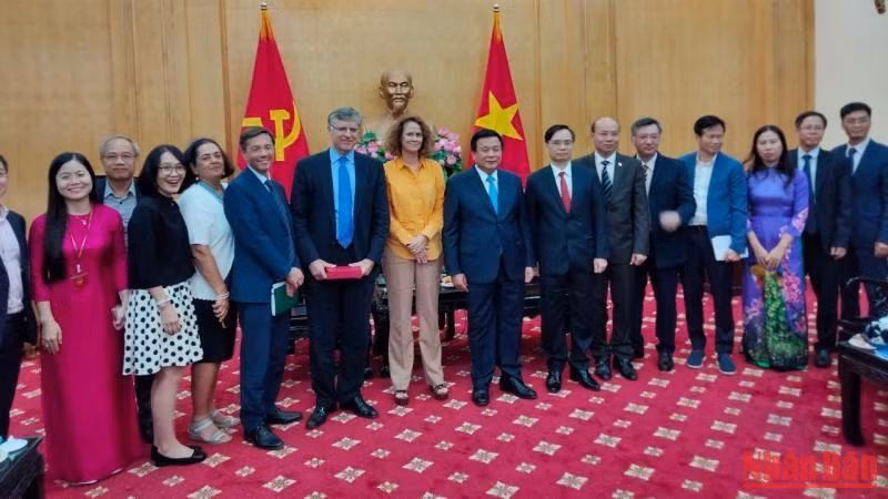 Đại diện hai bên chụp ảnh lưu niệm.