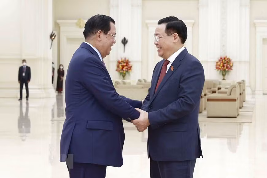 Chủ tịch Quốc hội Vương Đình Huệ hội kiến Thủ tướng Vương quốc Campuchia Samdech Techo Hun Sen. (Ảnh: TTXVN)