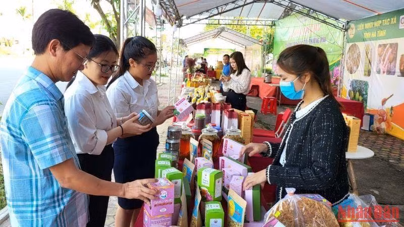 Các đại biểu tham gia gian hàng trưng bày sản phẩm OCOP.