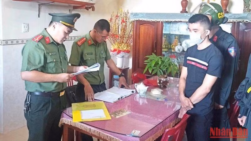 Lực lượng chức năng thi hành lệnh bắt bị can Huỳnh Thanh Tú (Ảnh: Công an tỉnh Quảng Ngãi cung cấp)