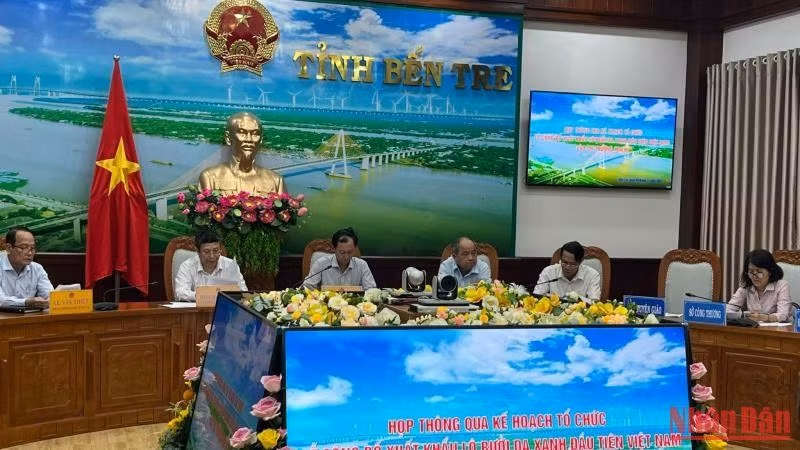 Lãnh đạo tỉnh và các ngành họp chuẩn bị xuất lô bưởi da xanh đầu tiên sang Hoa Kỳ.