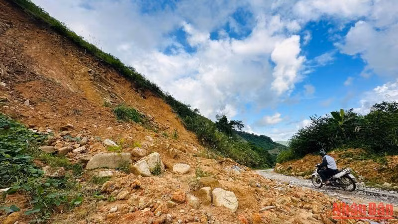 Sạt lở khoét vách núi tạo các lõm sâu nguy hiểm, hàng trăm khối đất đá tiếp tục đổ xuống đường vào khu dân cư thôn Nước Vương và Đak Doa, xã Sơn Liên.