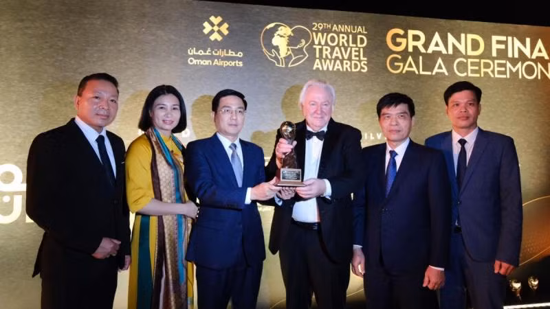 Đại diện tỉnh Vĩnh Phúc nhận giải thưởng World Travel Awards. (Nguồn: baovinhphuc.vn)