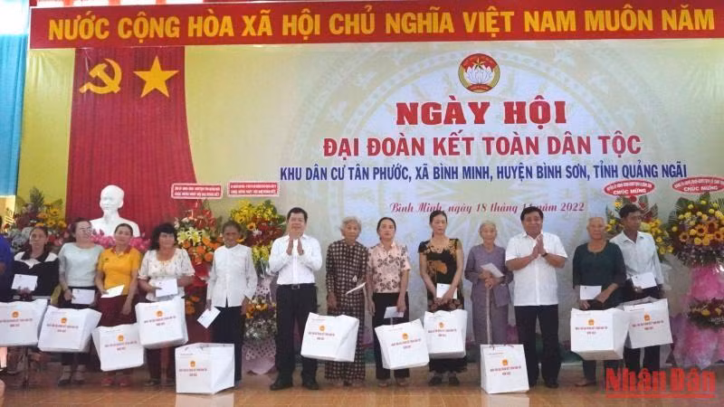 Bộ trưởng Kế hoạch và Đầu tư Nguyễn Chí Dũng và Chủ tịch Ủy ban nhân dân tỉnh Quảng Ngãi Đặng Văn Minh tặng quà cho các gia đình có hoàn cảnh khó khăn.